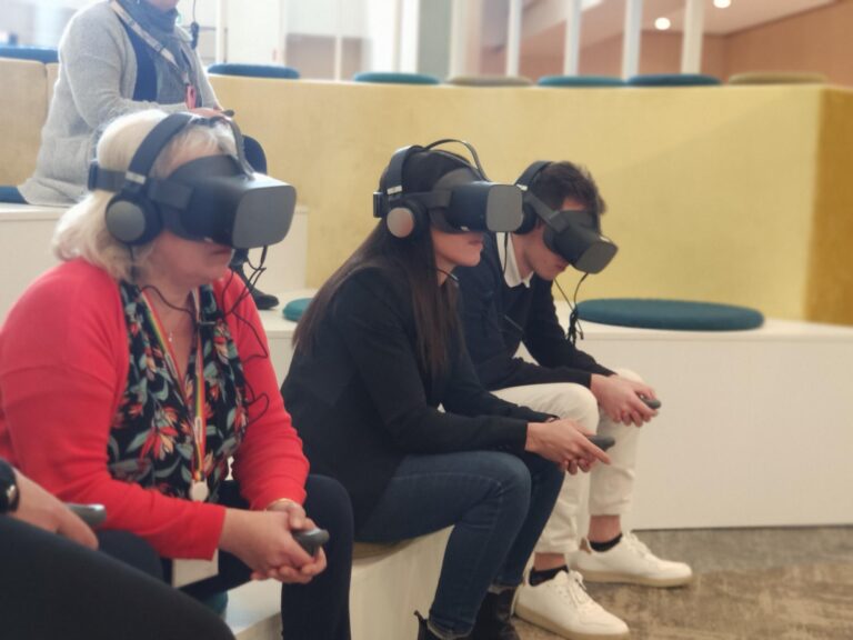 Plusieurs personnes assises en train d'essayer la réalité virtuelle